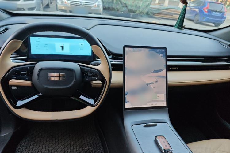 Used Geely Galaxy L6 2024 125km PLUS Dragon Edition Interior 2