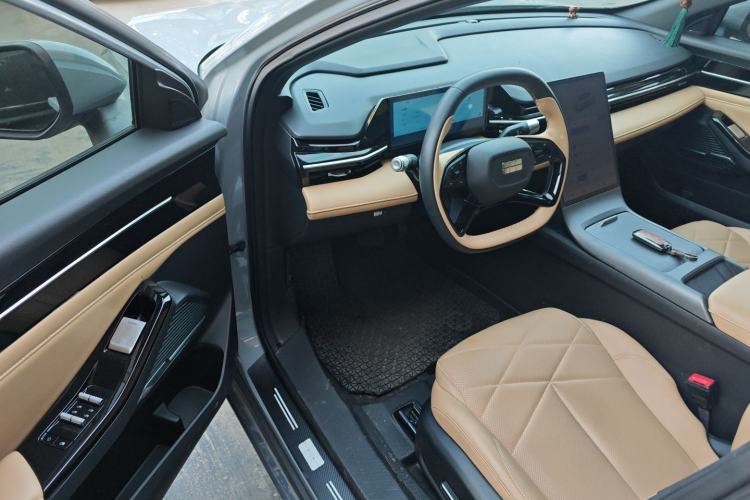 Used Geely Galaxy L6 2024 125km PLUS Dragon Edition Interior 3
