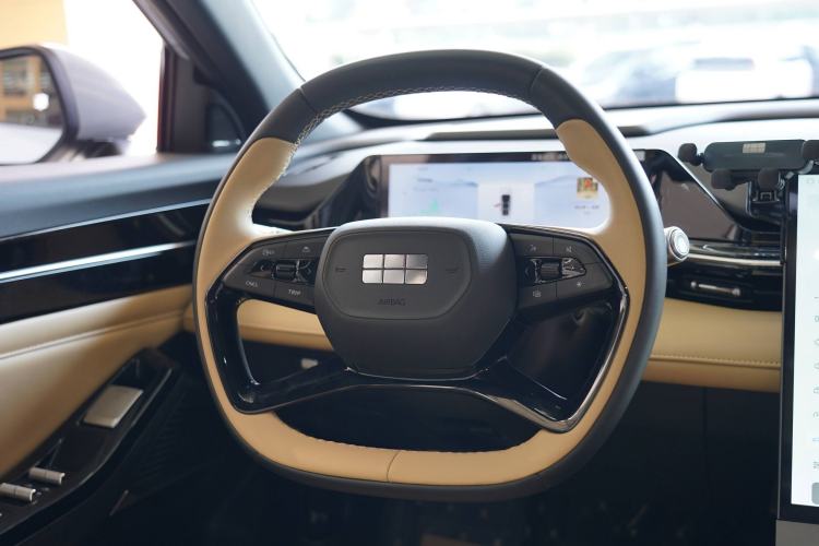 Used Geely Galaxy L6 2024 125km PLUS Dragon Edition Interior 4