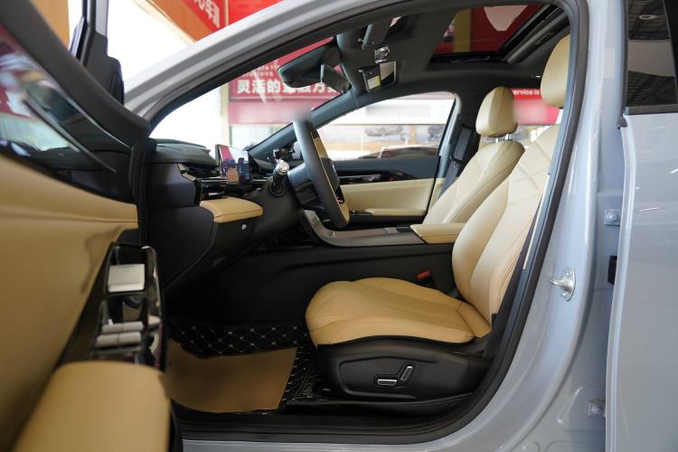 Used Geely Galaxy L6 2024 125km PLUS Dragon Edition Interior 7