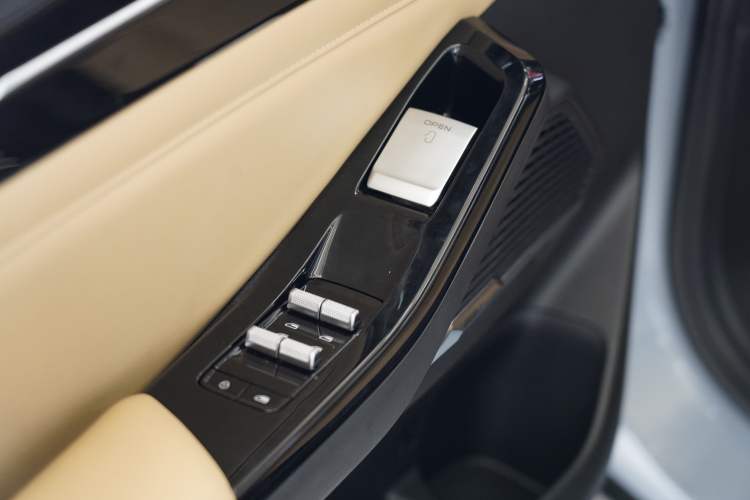 Used Geely Galaxy L6 2024 125km PLUS Dragon Edition Interior 9