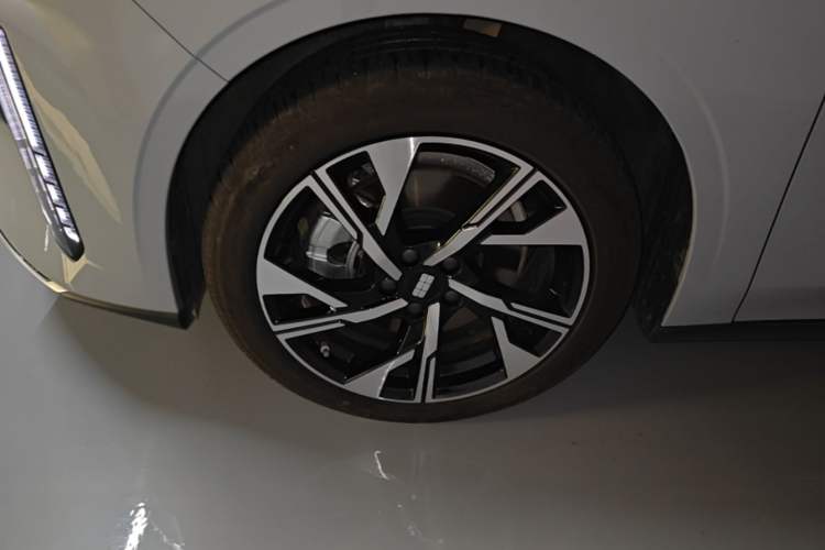 Used Geely Galaxy L6 2024 125km Creative Edition Left Front Wheel Hub