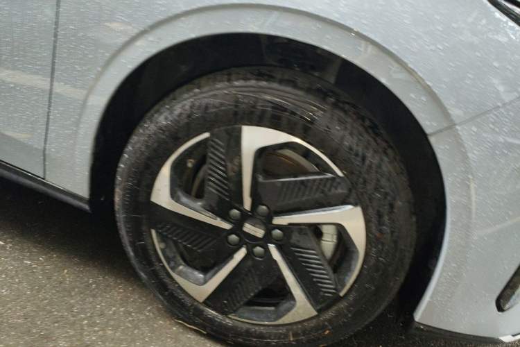 Used Geely Galaxy L6 2024 125km PLUS Dragon Edition Right Front Wheel Hub