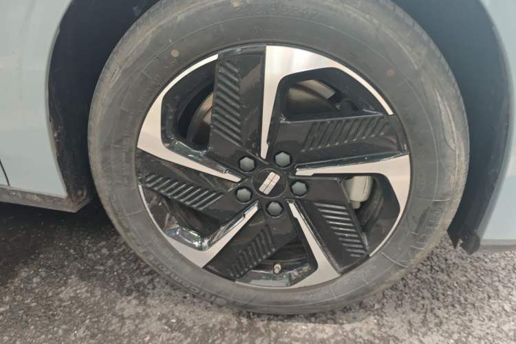 Used Geely Galaxy L6 2024 125km PLUS Dragon Edition Right Front Wheel Hub