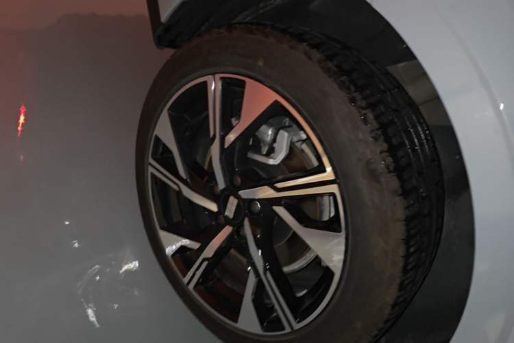 Used Geely Galaxy L6 2024 125km Creative Edition Right Rear Wheel Hub