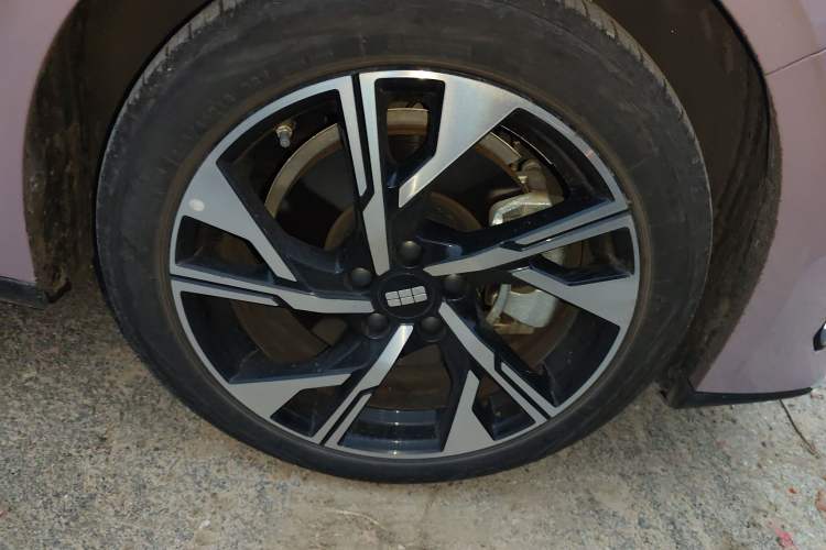 Used Geely Galaxy L6 2024 125km Creative Edition Right Front Wheel Hub