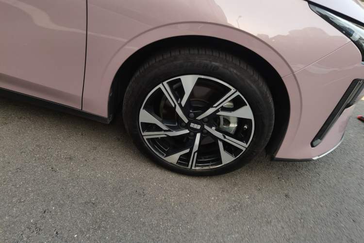 Used Geely Galaxy L6 2024 125km Creative Edition Right Front Wheel Hub