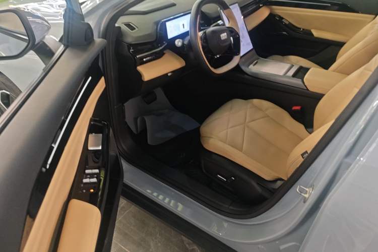 Used Geely Galaxy L6 2024 125km PLUS Dragon Edition Driver Seat