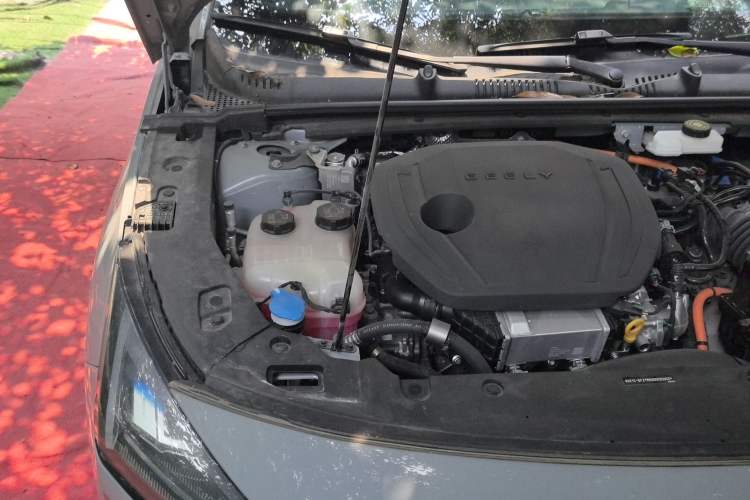 Used Geely Galaxy L6 2024 125km PLUS Dragon Edition Engine Bay Right
