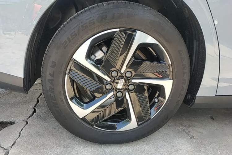 Used Geely Galaxy L6 2024 125km PLUS Dragon Edition Exterior 1
