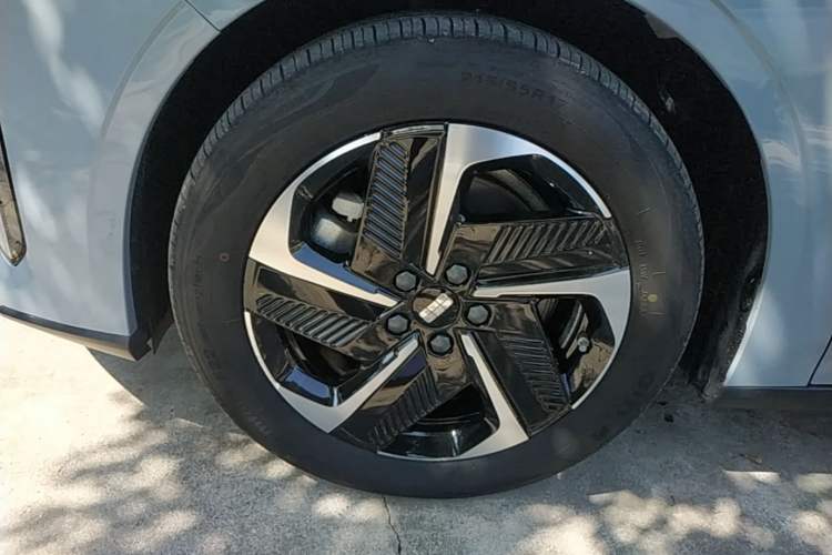 Used Geely Galaxy L6 2024 125km PLUS Dragon Edition Exterior 4