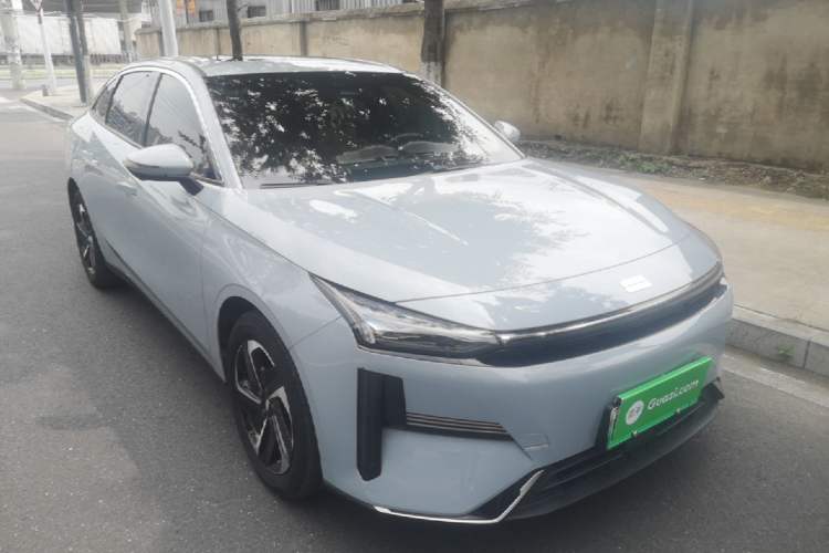 Used Geely Galaxy L6 2024 125km PLUS Dragon Edition Front Right 45 Deg