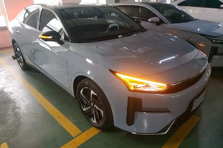 Used Geely Galaxy L6 2024 125km PLUS Dragon Edition Front Right 45 Deg
