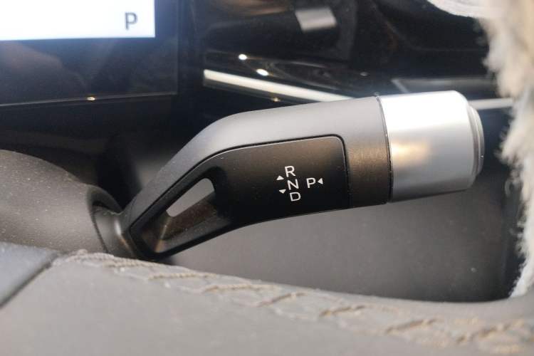 Used Geely Galaxy L6 2024 60km PLUS Dragon Edition Gear Lever
