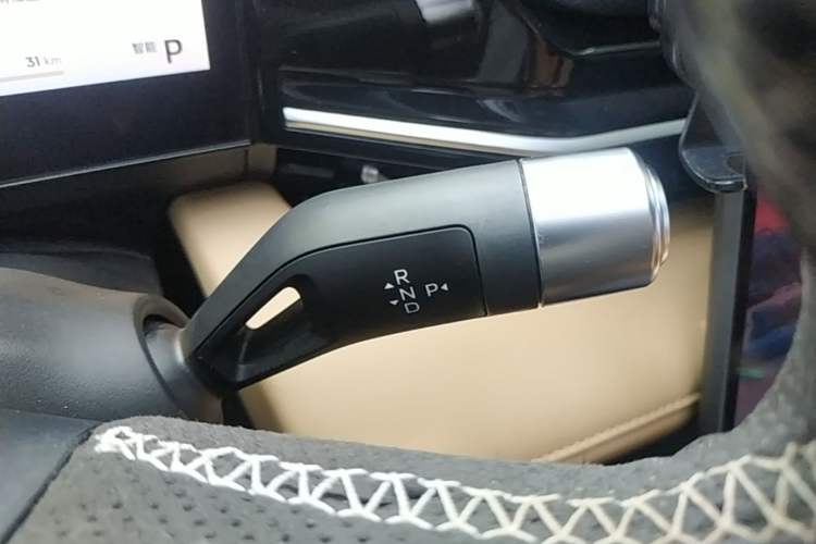 Used Geely Galaxy L6 2024 125km PLUS Dragon Edition Gear Lever