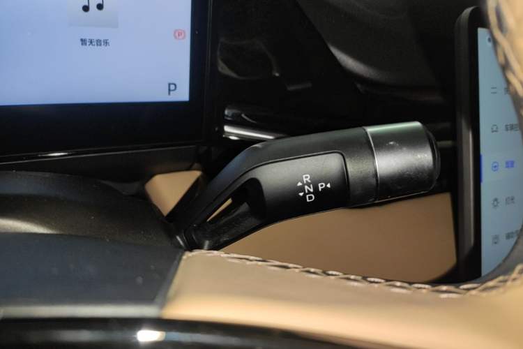 Used Geely Galaxy L6 2024 125km PLUS Dragon Edition Gear Lever