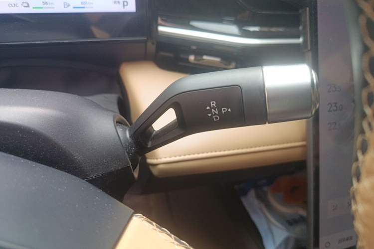 Used Geely Galaxy L6 2024 125km PLUS Dragon Edition Gear Lever