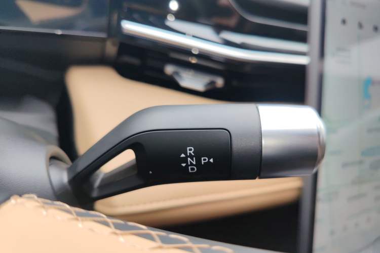 Used Geely Galaxy L6 2024 125km PLUS Dragon Edition Gear Lever