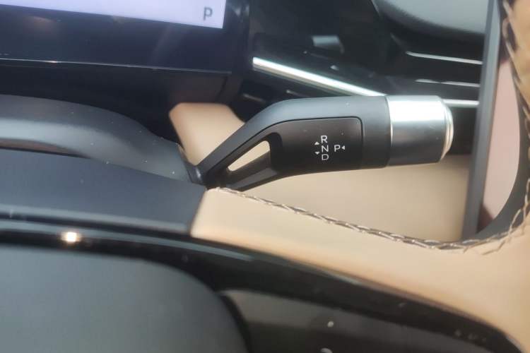 Used Geely Galaxy L6 2024 125km PLUS Dragon Edition Gear Lever