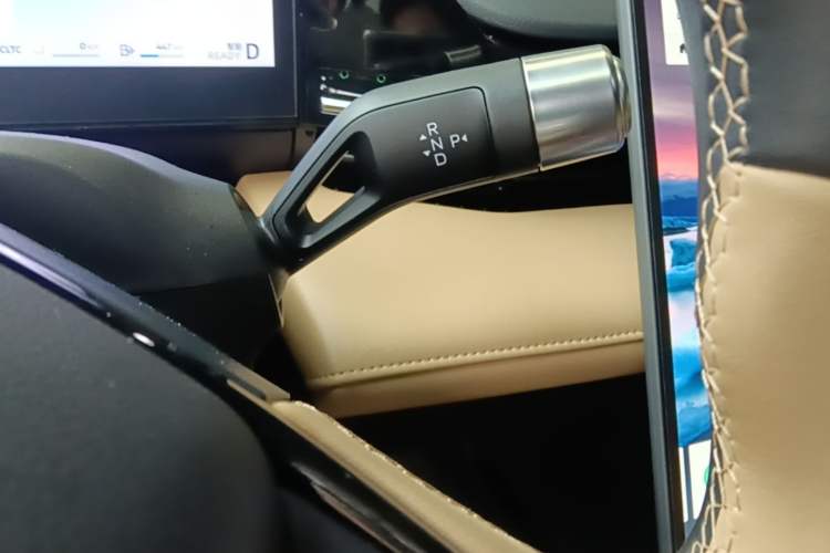 Used Geely Galaxy L6 2024 125km PLUS Dragon Edition Gear Lever