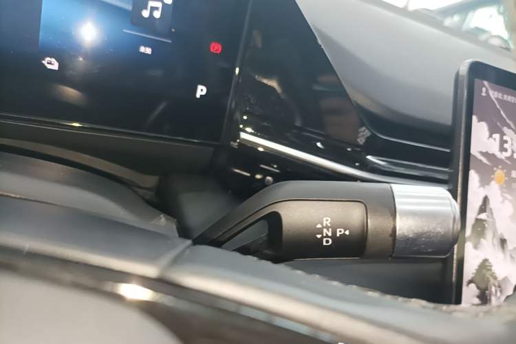 Used Geely Galaxy L6 2024 125km PLUS Dragon Edition Gear Lever