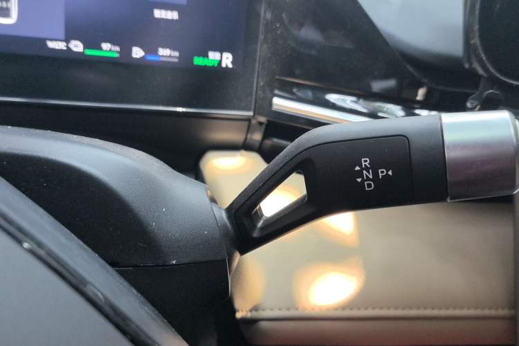 Used Geely Galaxy L6 2024 125km PLUS Dragon Edition Gear Lever