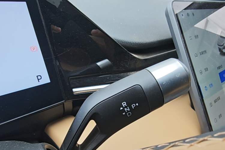 Used Geely Galaxy L6 2024 125km PLUS Dragon Edition Gear Lever
