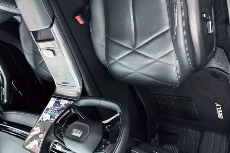 Used Geely Galaxy L6 2024 125km PLUS Dragon Edition Interior 3