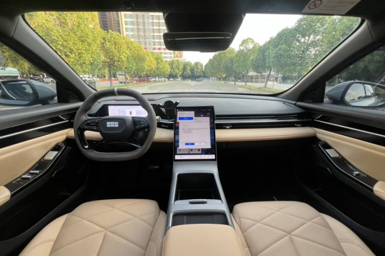 Used Geely Galaxy L6 2024 125km PLUS Dragon Edition Interior 6