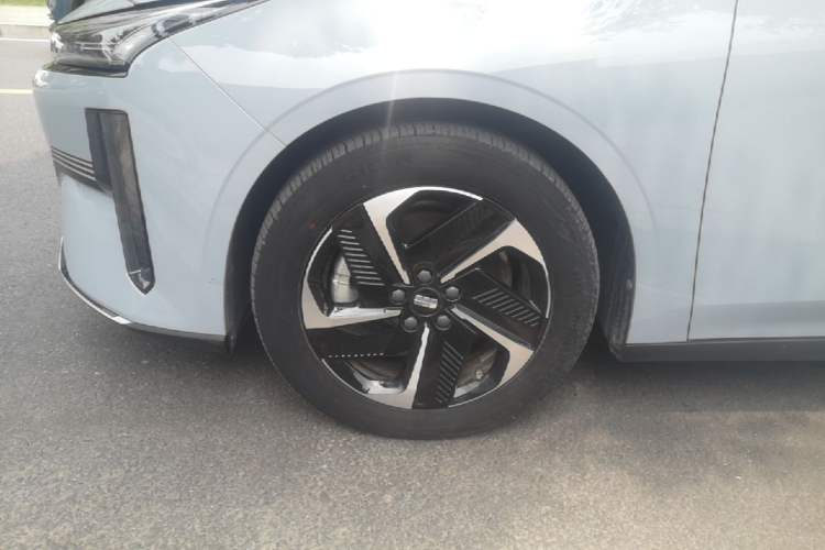 Used Geely Galaxy L6 2024 125km PLUS Dragon Edition Left Front Wheel Hub