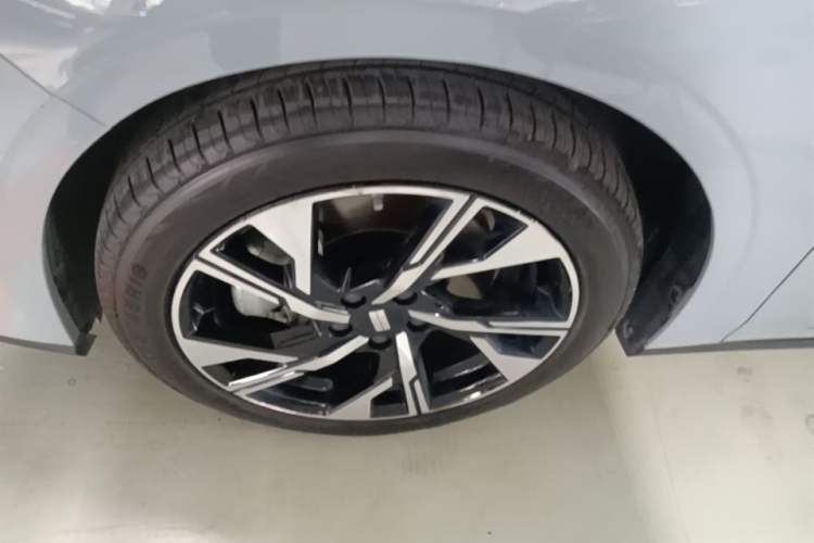 Used Geely Galaxy L6 2024 125km Creative Edition Left Front Wheel Hub