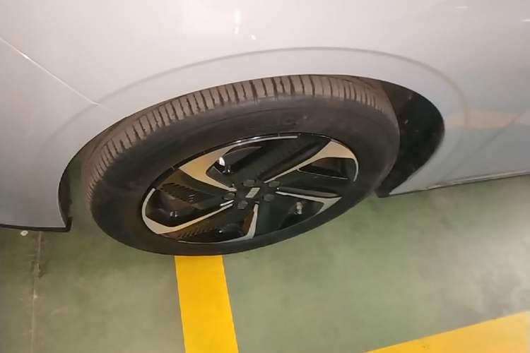 Used Geely Galaxy L6 2024 125km PLUS Dragon Edition Left Front Wheel Hub