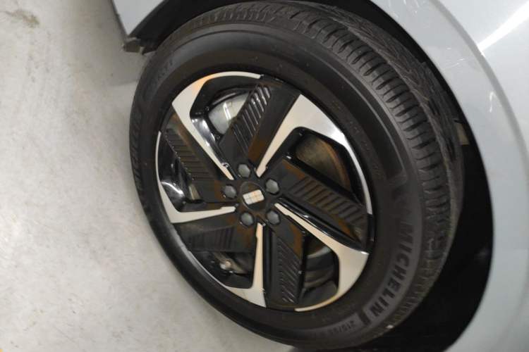 Used Geely Galaxy L6 2024 125km PLUS Dragon Edition Left Front Wheel Hub