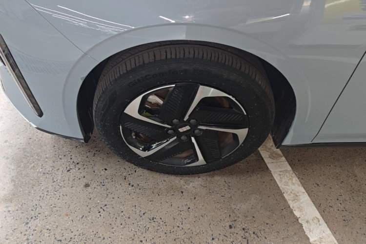 Used Geely Galaxy L6 2024 125km PLUS Dragon Edition Left Front Wheel Hub