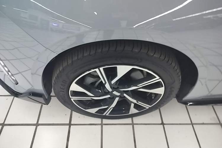 Used Geely Galaxy L6 2024 125km Creative Edition Left Front Wheel Hub