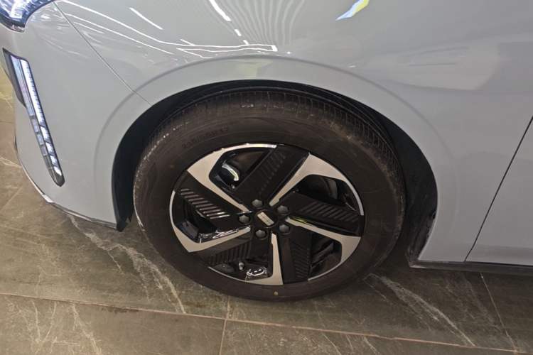 Used Geely Galaxy L6 2024 125km PLUS Dragon Edition Left Front Wheel Hub
