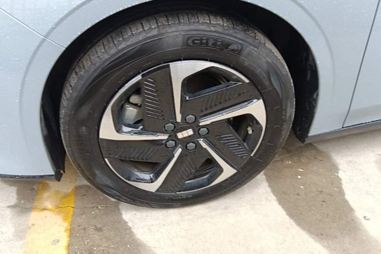 Used Geely Galaxy L6 2024 125km PLUS Dragon Edition Left Front Wheel Hub