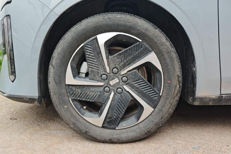 Used Geely Galaxy L6 2024 125km PLUS Dragon Edition Left Front Wheel Hub