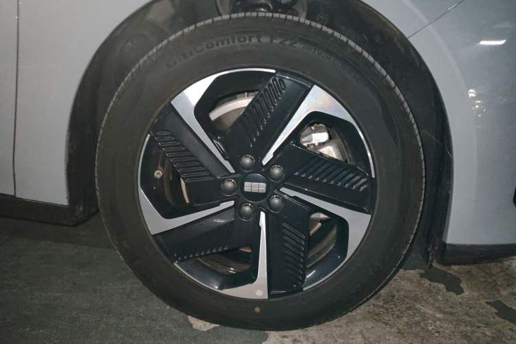 Used Geely Galaxy L6 2024 125km PLUS Dragon Edition Right Front Wheel Hub