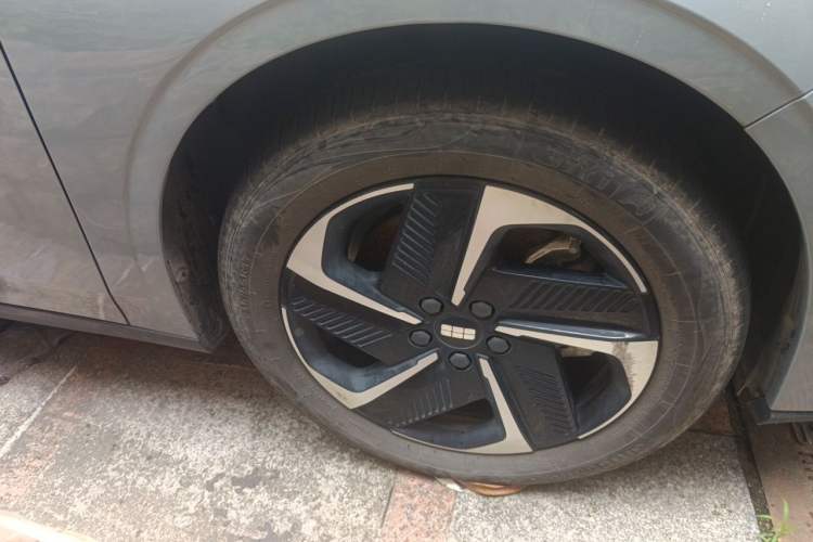 Used Geely Galaxy L6 2024 125km PLUS Dragon Edition Right Front Wheel Hub