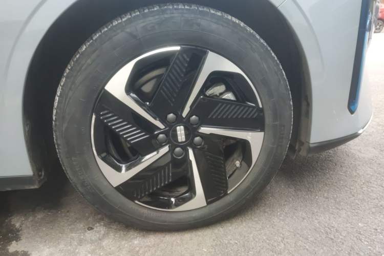 Used Geely Galaxy L6 2024 125km PLUS Dragon Edition Right Front Wheel Hub