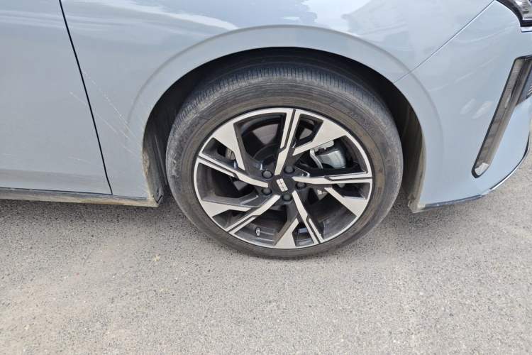 Used Geely Galaxy L6 2024 125km Creative Edition Right Front Wheel Hub