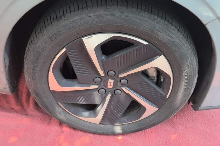 Used Geely Galaxy L6 2024 125km PLUS Dragon Edition Right Front Wheel Hub