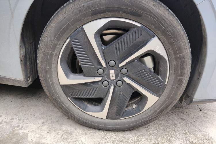 Used Geely Galaxy L6 2024 125km Creative Edition Right Front Wheel Hub
