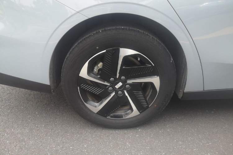 Used Geely Galaxy L6 2024 125km PLUS Dragon Edition Right Rear Wheel Hub