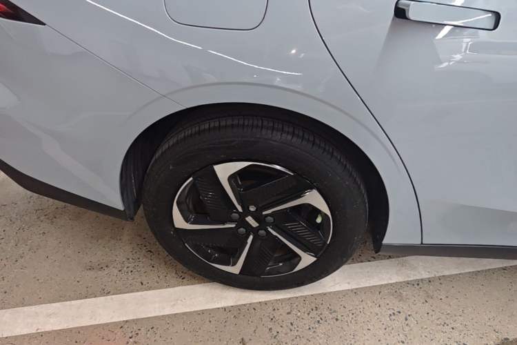 Used Geely Galaxy L6 2024 125km PLUS Dragon Edition Right Rear Wheel Hub