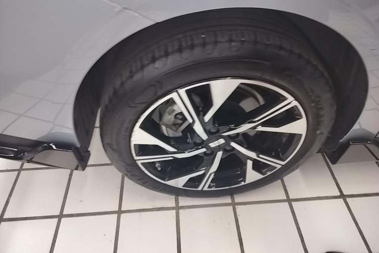 Used Geely Galaxy L6 2024 125km Creative Edition Right Rear Wheel Hub