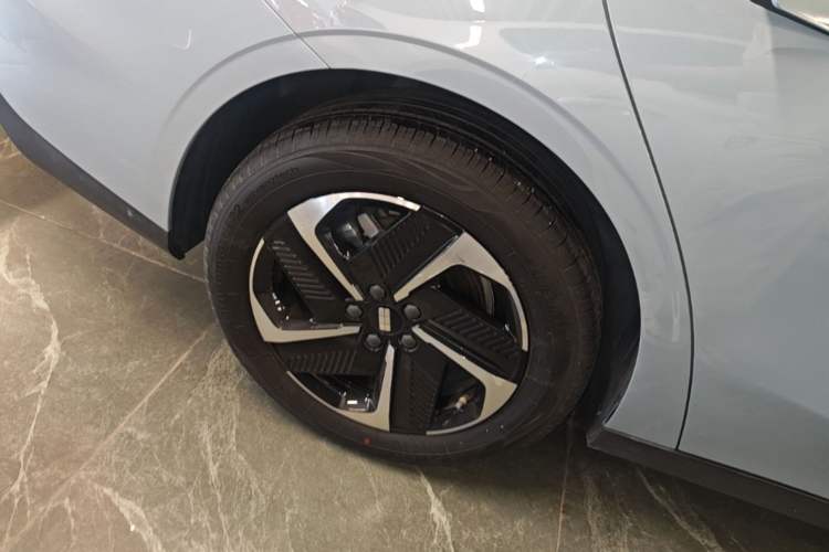 Used Geely Galaxy L6 2024 125km PLUS Dragon Edition Right Rear Wheel Hub