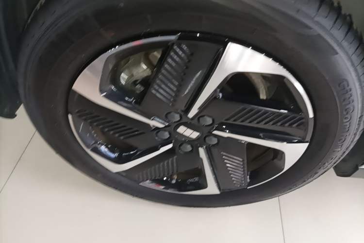 Used Geely Galaxy L6 2024 125km PLUS Dragon Edition Right Rear Wheel Hub