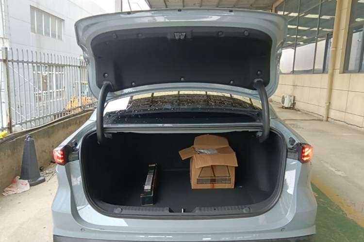 Used Geely Galaxy L6 2024 125km PLUS Dragon Edition Trunk